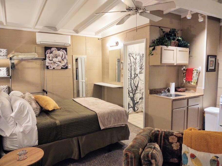 #02 - Unique Lakeside Studio Cottage- Pet Friendly Хот Спрингс Екстериор снимка