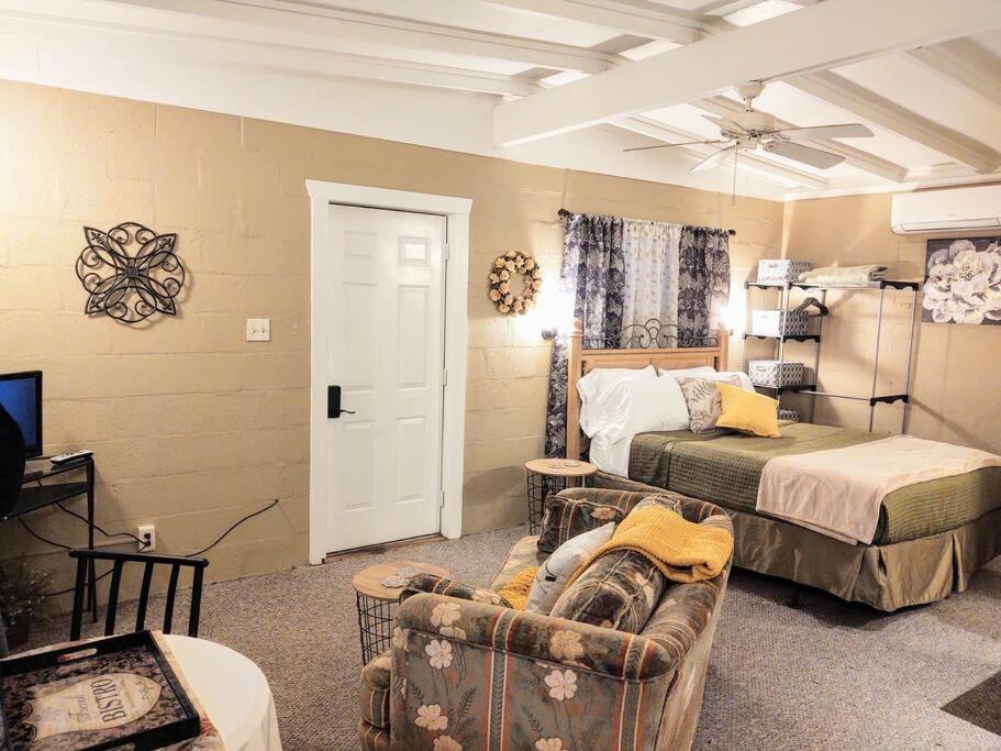 #02 - Unique Lakeside Studio Cottage- Pet Friendly Хот Спрингс Екстериор снимка