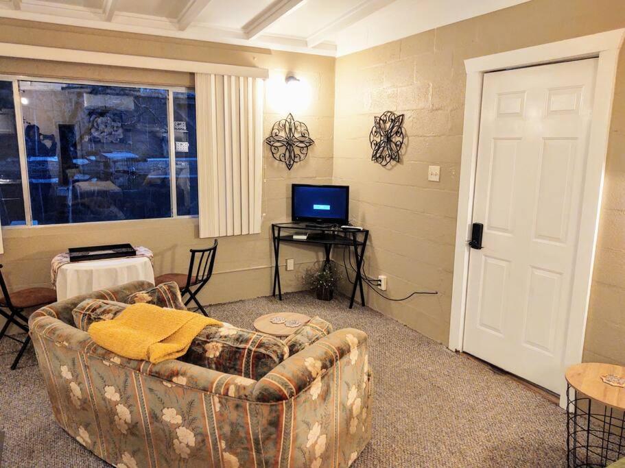 #02 - Unique Lakeside Studio Cottage- Pet Friendly Хот Спрингс Екстериор снимка